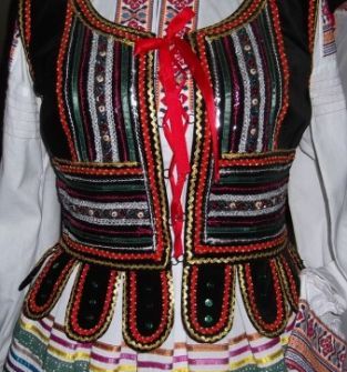 Haft krzyżykowy i dawny haft krzczonowski, strój regionalny wykonanie, haftowane ręczne koszule damskie i męskie, pisanki, ozdoby ze słomy